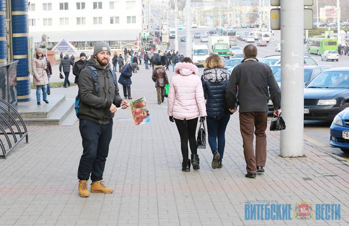 В Витебске возле «Марко-Сити»: «Я человек неслышащий, продаю сувенир — флажок за 3 рубля»