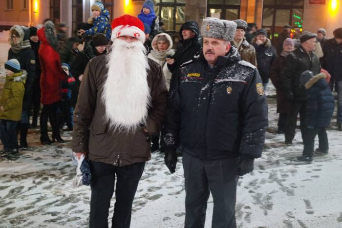 6 прикольных и ярких персонажей витебского парада Дедов Морозов