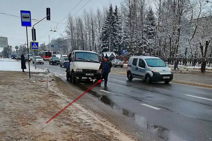 В Витебске на Фрунзе часть колеса от грузовика задела девушку. Все сделали вид, что ничего не случилось