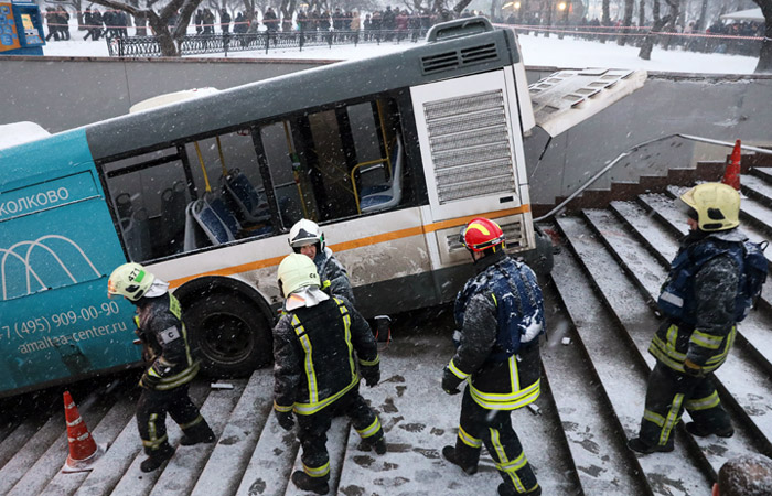 В Москве автобус въехал в толпу. Главное, что известно сейчас