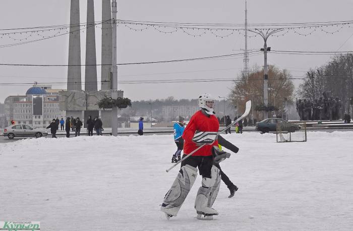 В Тарном появится новая хоккейная площадка. Ее будут приобретать за средства, собранные на одном из городских субботников