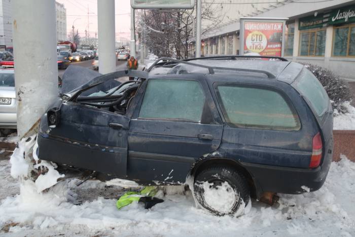 Утром возле площади Свободы стоял покореженный автомобиль, водитель погиб