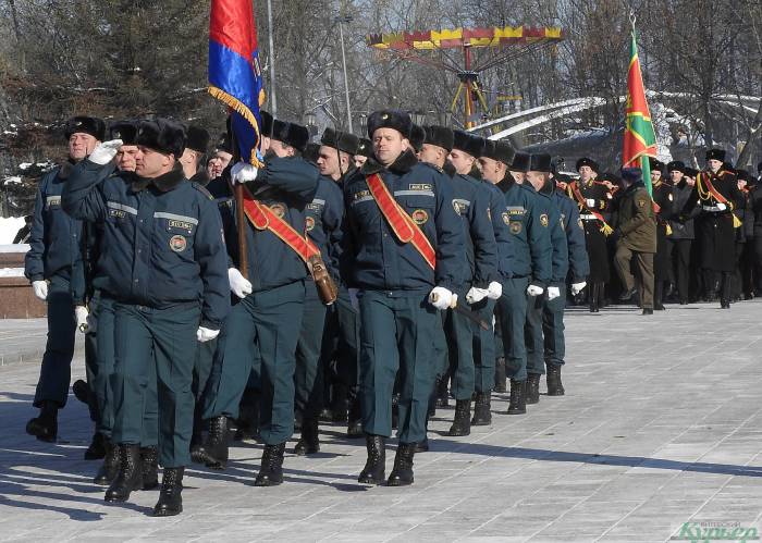 День защитника Отечества в Витебске отметили митингом и шествием войск