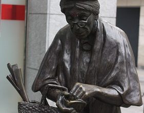 Брюссель. Пожилая женщина