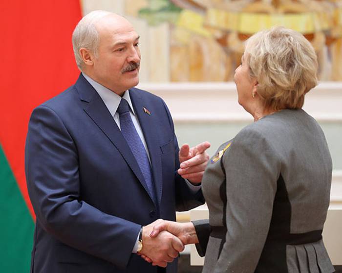 Как Лукашенко поздравлял женщин с 8 марта в последние годы