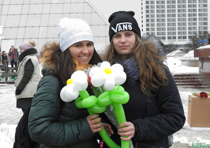 Витебск накануне 8 марта: пожелания и комплименты от мужчин