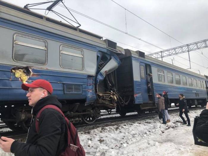 В Москве экскаватор упал с моста на электричку. Есть пострадавшие