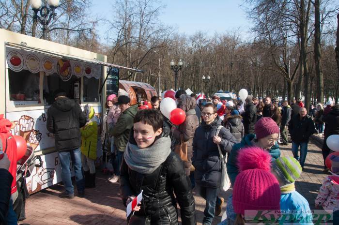 «З чаго Я такіх людзей кожны дзень не сустракаю? Можа, гэта не Беларусь?» Праздник не для всех: кому-то - на концерт, а кого-то - в автозак