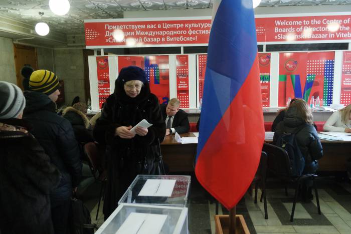 Сейчас в Витебске. В центре города огромная очередь на избирательный участок. За кого голосуют?