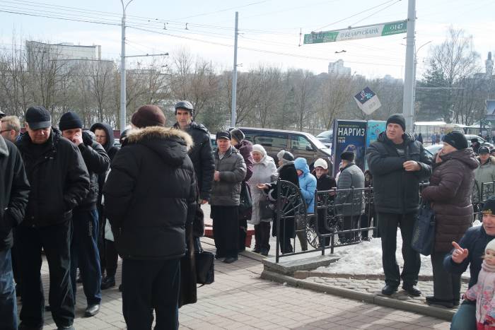 Сейчас в Витебске. В центре города огромная очередь на избирательный участок. За кого голосуют?