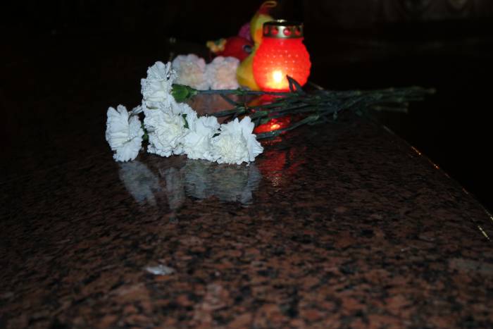 Что в Витебске на площади Победы сейчас. Жители города несут цветы и игрушки