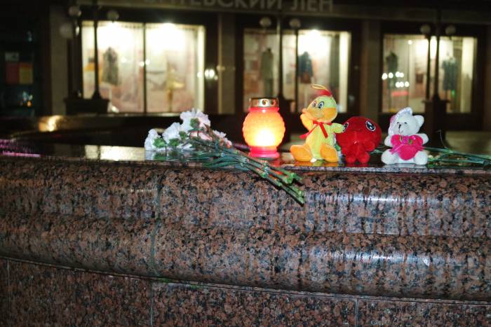 Что в Витебске на площади Победы сейчас. Жители города несут цветы и игрушки