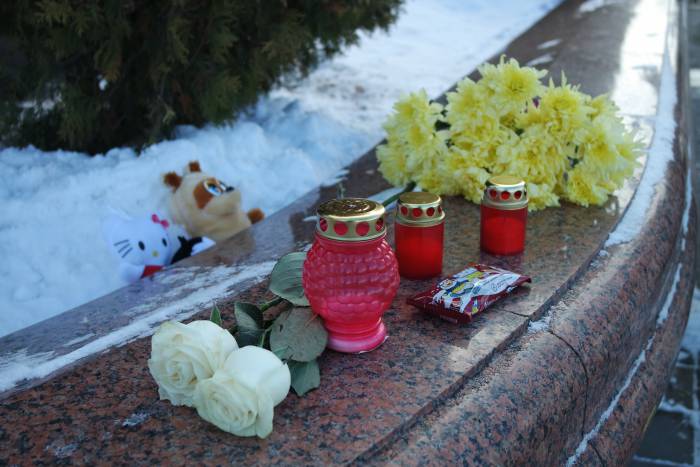 В Витебске на площадь Победы продолжают нести цветы и игрушки