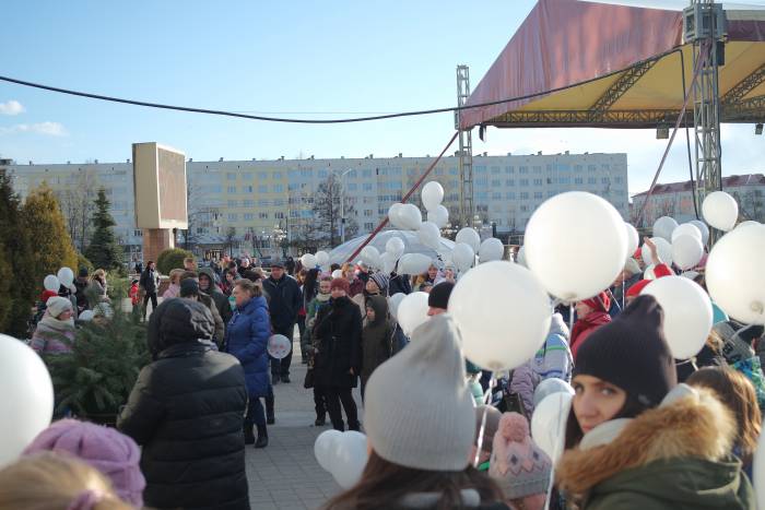 Сегодня в Витебске в небо улетели сотни шариков. В память жертв в Кемерово