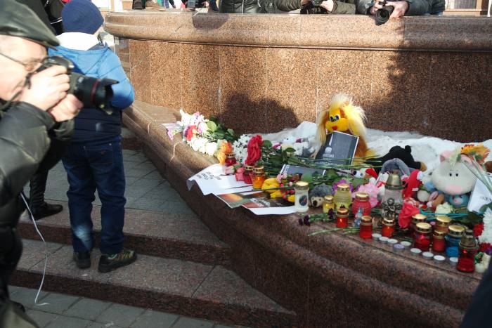 В Витебске на площади Победы жители города создали стихийный памятник жертвам в Кемерово