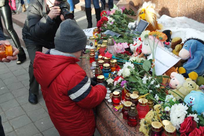 В Витебске на площади Победы жители города создали стихийный памятник жертвам в Кемерово