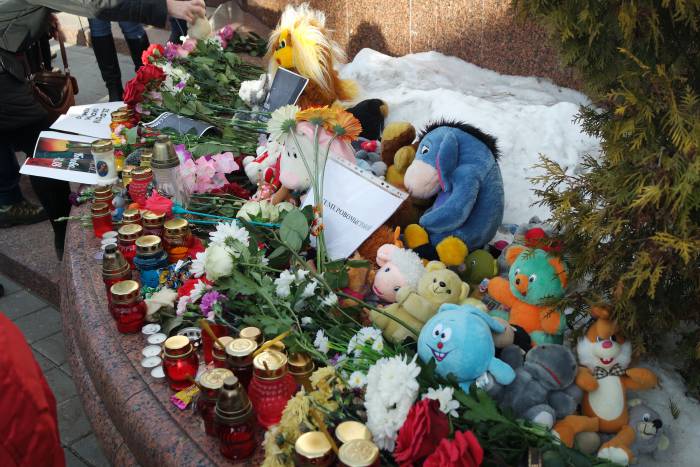 В Витебске на площади Победы жители города создали стихийный памятник жертвам в Кемерово