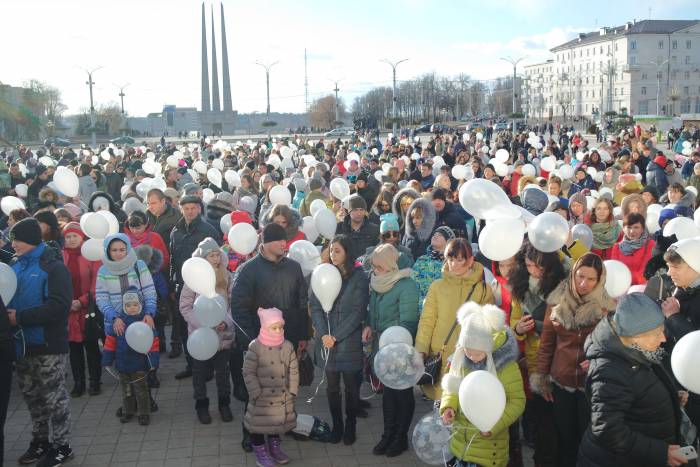 Сегодня в Витебске в небо улетели сотни шариков. В память жертв в Кемерово