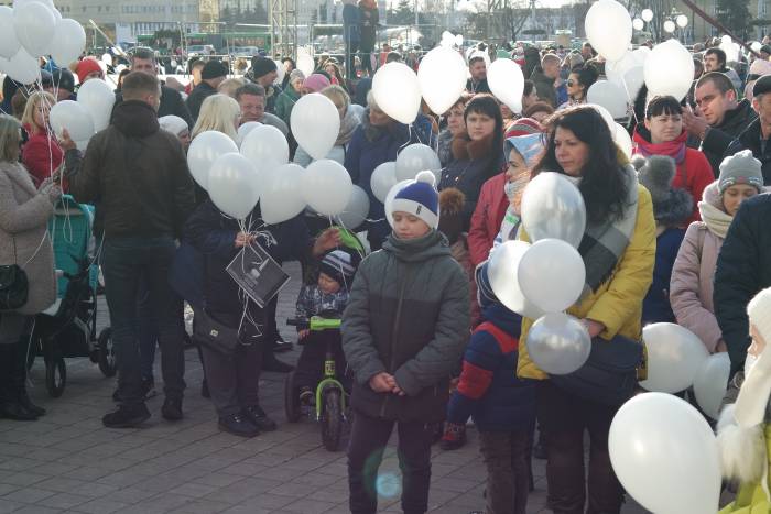 Сегодня в Витебске в небо улетели сотни шариков. В память жертв в Кемерово