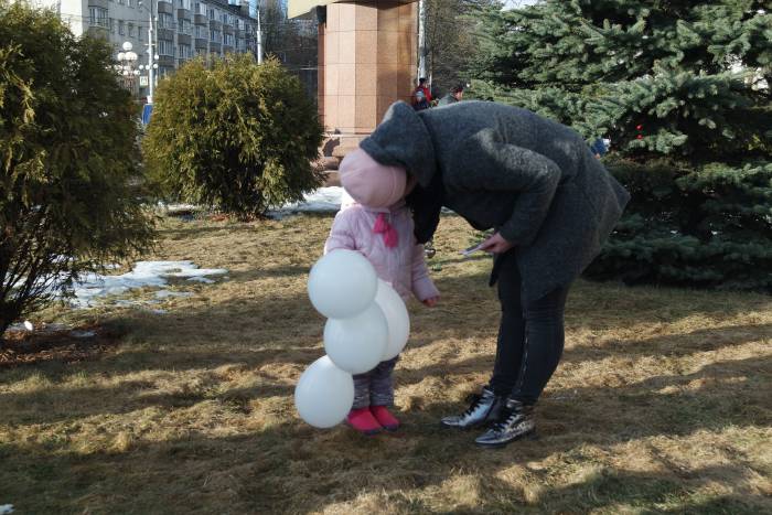 Сегодня в Витебске в небо улетели сотни шариков. В память жертв в Кемерово