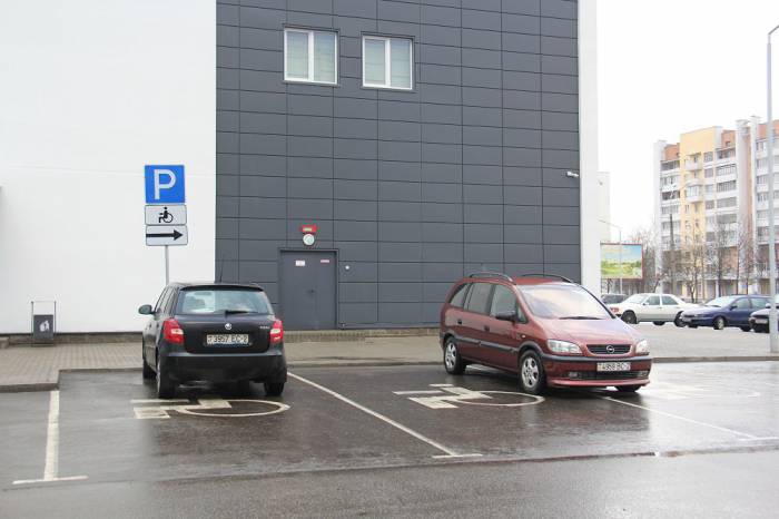 10 апреля ГАИ Витебска проверили места для парковки инвалидов возле гипермаркетов и ГАИ