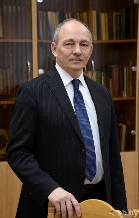 Заместитель Председателя Верховного Суда Руслан Анискевич: «Если не хочешь, чтобы государство обошлось с тобой жестко, — не касайся темы наркотиков и детям своим запрети»