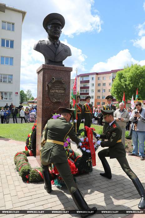 В Городке сегодня открыли памятник-бюст Ивану Баграмяну