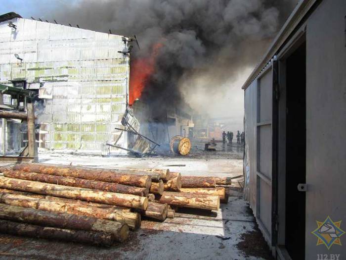 Сегодня в Витебске горела лесопилка. Пожар был таким сильным, что его тушили примерно час 19 единиц техники и около 60 спасателей