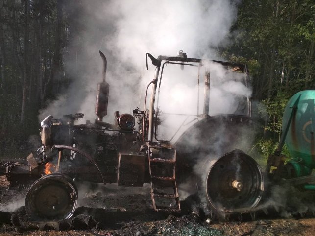 В Россонском районе пьяный тракторист ехал в горящем тракторе