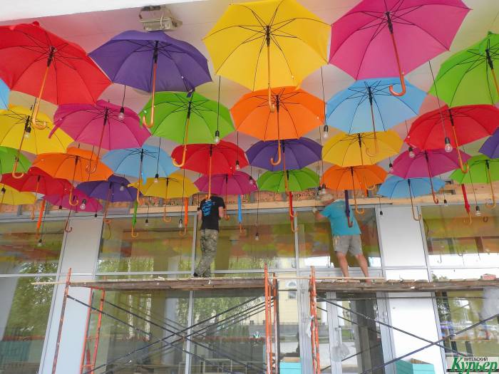 Центр Витебска украсили зонтики и цветы