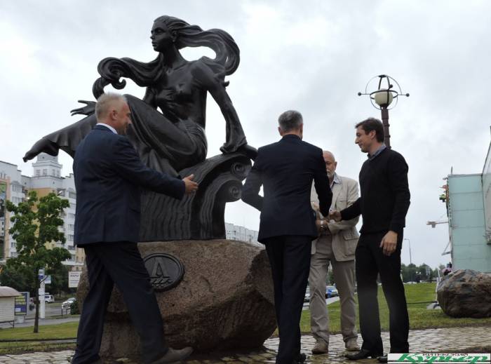В Витебске под дождем и ветром открыли скульптуру «Лучеса»