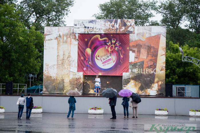 «Веселый» День города в Витебске: баскетбол в луже, сувениры из-под пленки и чей зонтик больше