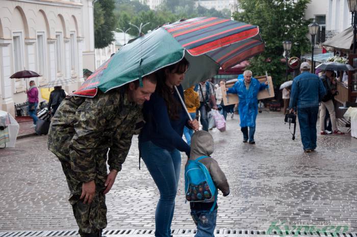 «Веселый» День города в Витебске: баскетбол в луже, сувениры из-под пленки и чей зонтик больше