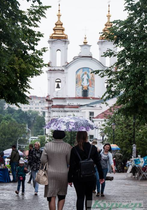 «Веселый» День города в Витебске: баскетбол в луже, сувениры из-под пленки и чей зонтик больше