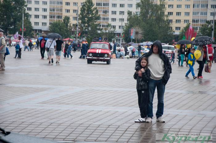 «Веселый» День города в Витебске: баскетбол в луже, сувениры из-под пленки и чей зонтик больше
