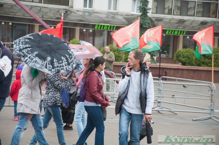 День молодежи на площади Победы: пришли только самые стойкие