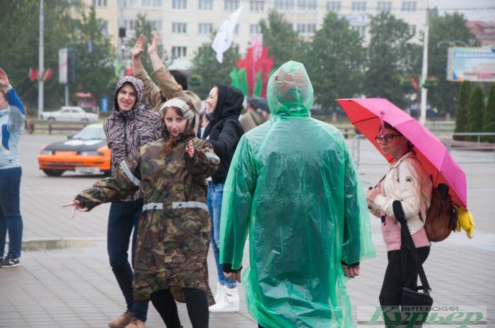 День молодежи на площади Победы: пришли только самые стойкие