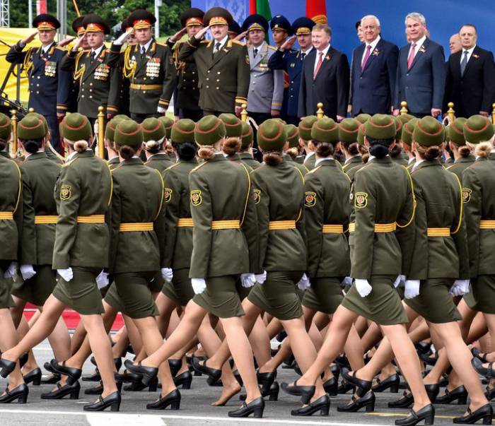 Одна из военнослужащих отмаршировала на параде перед руководством Беларуси без туфли