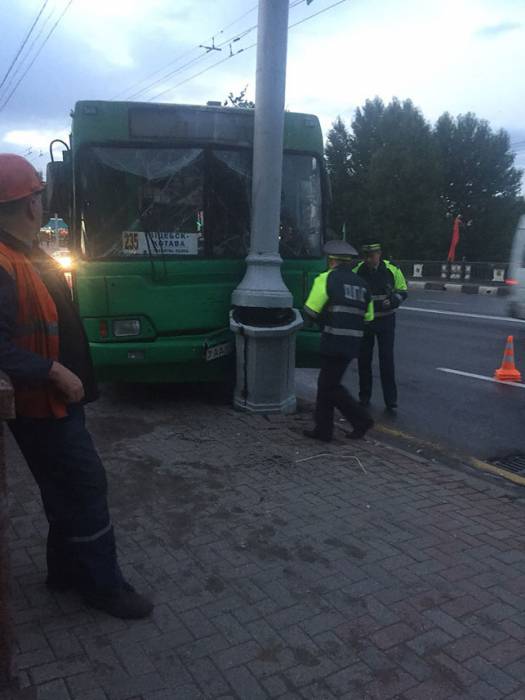 В Витебске на улице Ленина пьяный водитель автобуса врезался в световую мачту. В автобусе было 10 пассажиров