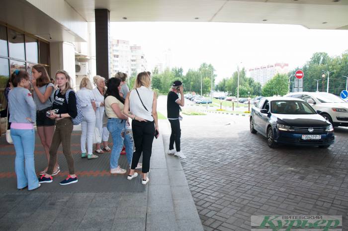 Своя жизнь: Возле гостиницы «Лучеса» фанаты сутками караулят звезд «Славянского базара в Витебске»