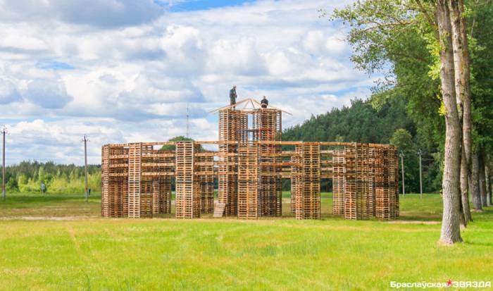 В Браславе строят «Колизей» из деревянных поддонов