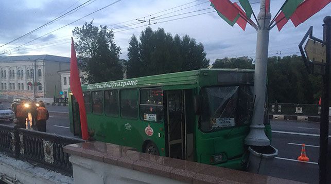 В Витебске на улице Ленина пьяный водитель автобуса врезался в световую мачту. В автобусе было 10 пассажиров