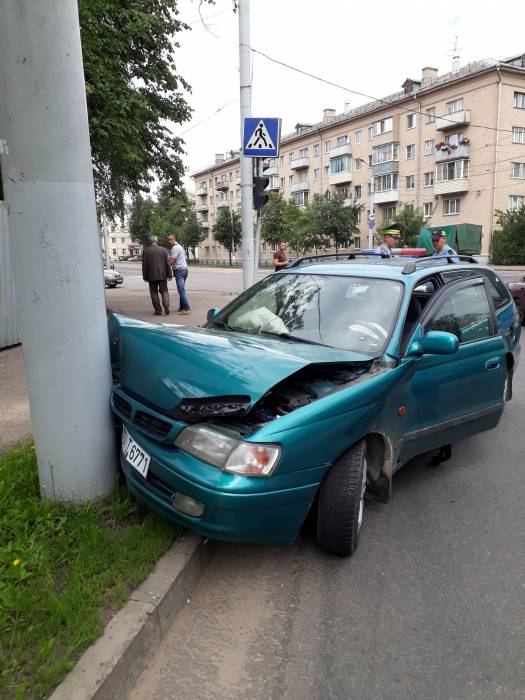 В Витебске 20-летний водитель не справился с управлением и врезался в световую мачту