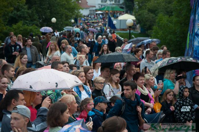 Парад «На семи ветрах» взбудоражил весь Витебск: шли прямо по проезжей части!