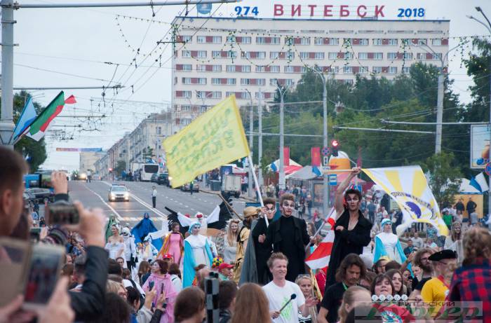 Парад «На семи ветрах» взбудоражил весь Витебск: шли прямо по проезжей части!