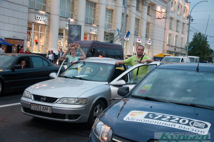 Парад «На семи ветрах» взбудоражил весь Витебск: шли прямо по проезжей части!