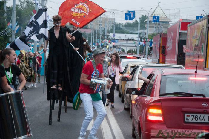 Парад «На семи ветрах» взбудоражил весь Витебск: шли прямо по проезжей части!