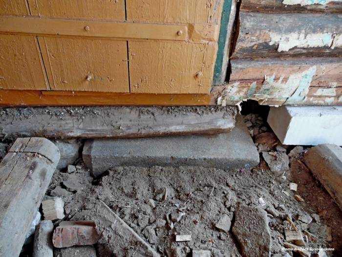 В Клястицах Россонского района в фундаменте дома нашли старую надгробную плиту