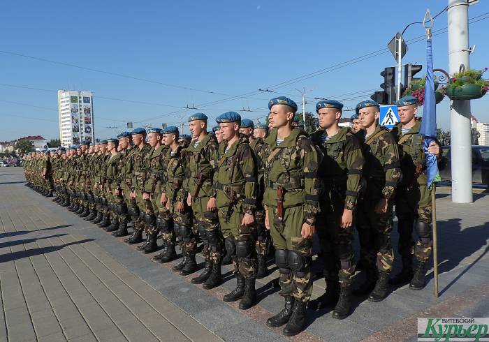 Впервые витебские десантники прошли маршем по центральным улицам города в честь Дня ВДВ