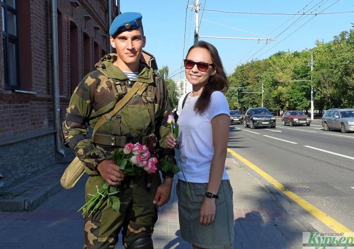 Витебские десантники прошлись по улицам города и подарили женщинам цветы